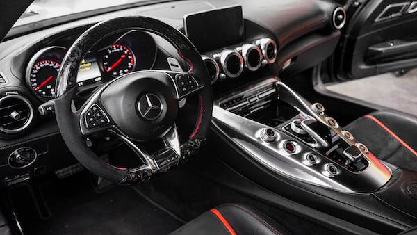 नयी कार खरीदनी है तो जल्दी ये जान लें car dashboard, infotainment system