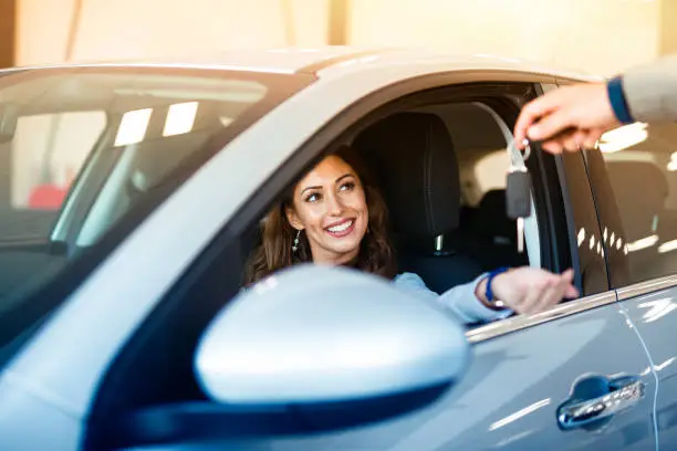 नयी कार खरीदनी है तो जल्दी ये जान लें delivery a car in showroom